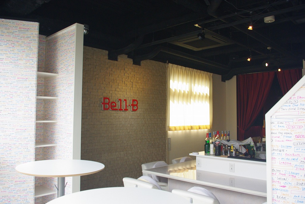 BellBは一人飲みも安心してできる店内設計